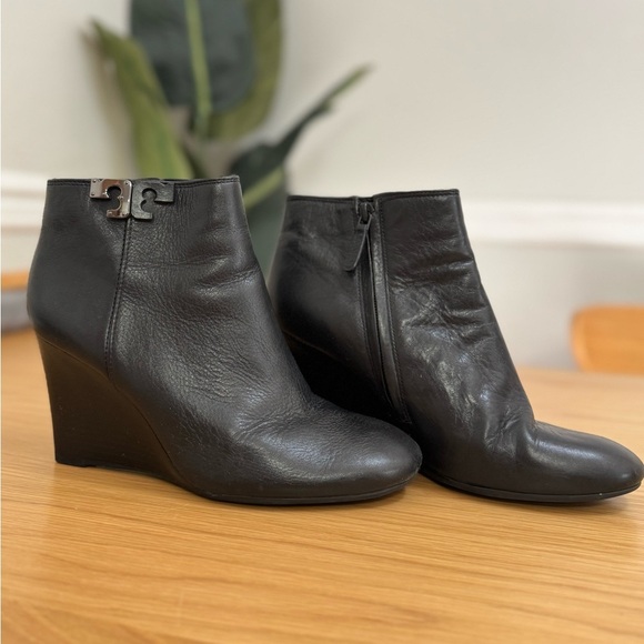 Tory Burch Black Leather Wedge Ankle Boots- Bootie– Size 8M - Picture 3 of 9